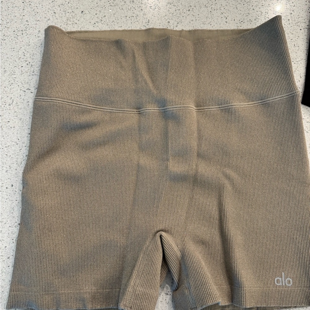 ALO Yoga Women's Beige Ribbed Athletic Shorts